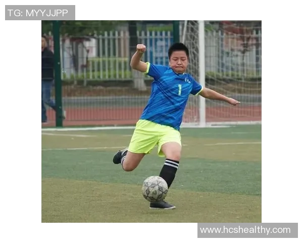 阳光球场上奔跑的少年凝聚激情与梦想的足球少年头像